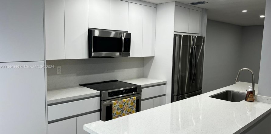 Townhouse in Plantation, Florida 4 bedrooms, 187.66 sq.m. № 1377146