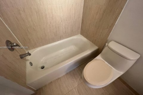 Condo in Miami, Florida, 1 bedroom  № 2065854 - photo 9