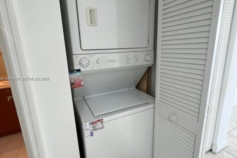 Condo in Miami, Florida, 1 bedroom  № 2065854 - photo 11