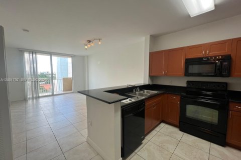 Condo in Miami, Florida, 1 bedroom  № 2065854 - photo 2