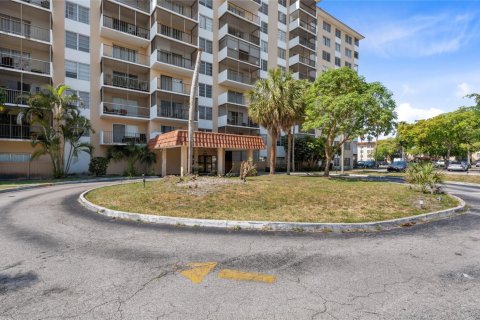 Condo in Lauderhill, Florida, 2 bedrooms  № 1175270 - photo 1