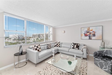 Condominio en alquiler en Hallandale Beach, Florida, 1 dormitorio, 68.56 m2 № 2023658 - foto 7