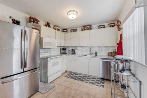 Condominio en venta en Pembroke Pines, Florida, 2 dormitorios, 108.32 m2 № 2008864 - foto 11