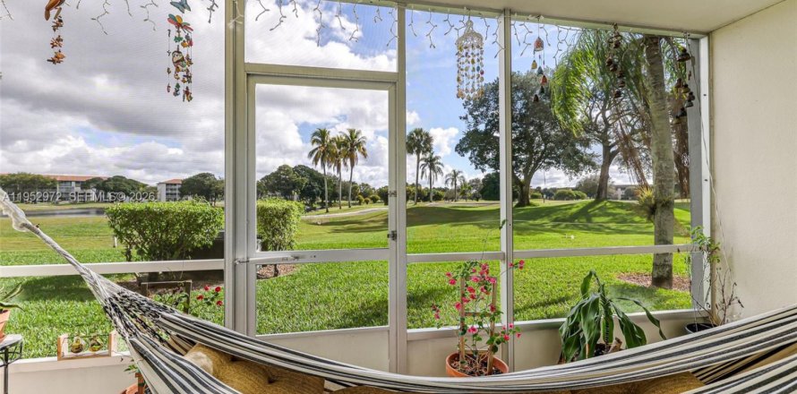 Condominio en Pembroke Pines, Florida, 2 dormitorios  № 2008864