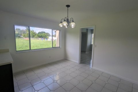 Villa ou maison à louer à Port St. Lucie, Floride: 4 chambres, 126.53 m2 № 2389561 - photo 4