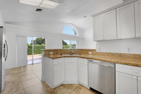 House in West Palm Beach, Florida 4 bedrooms, 195.09 sq.m. № 2244492 - photo 10