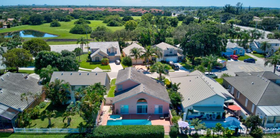 House in West Palm Beach, Florida 4 bedrooms, 195.09 sq.m. № 2244492