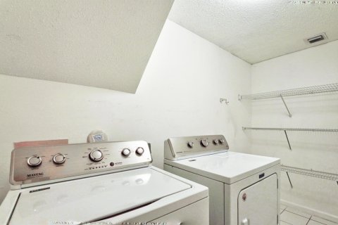 House in West Palm Beach, Florida 4 bedrooms, 195.09 sq.m. № 2244492 - photo 23