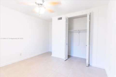 House in Miami, Florida 5 bedrooms, 304.25 sq.m. № 2035533 - photo 26