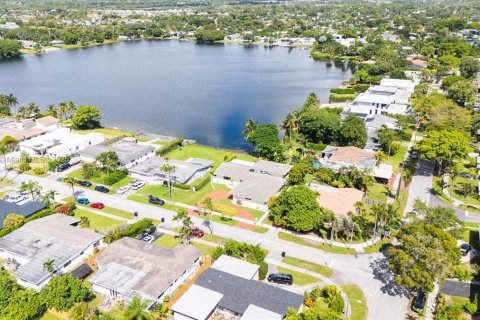 House in Miami, Florida 5 bedrooms, 304.25 sq.m. № 2035533 - photo 5