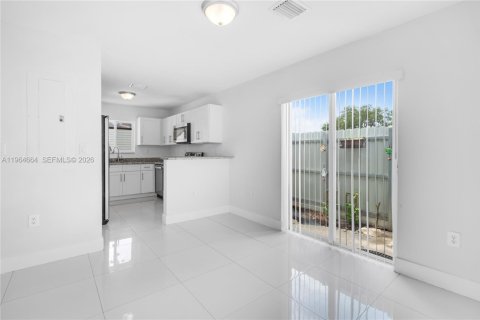 House in Miami, Florida 3 bedrooms, 113.25 sq.m. № 2026096 - photo 15
