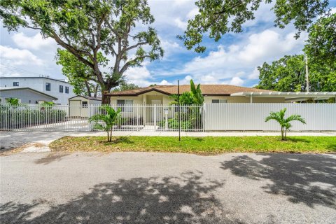 House in Miami, Florida 3 bedrooms, 113.25 sq.m. № 2026096 - photo 2