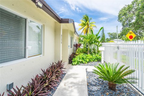 House in Miami, Florida 3 bedrooms, 113.25 sq.m. № 2026096 - photo 6