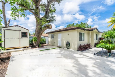 House in Miami, Florida 3 bedrooms, 113.25 sq.m. № 2026096 - photo 4