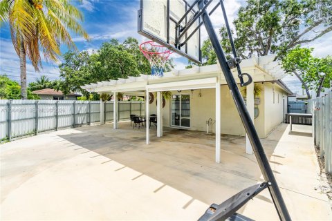 House in Miami, Florida 3 bedrooms, 113.25 sq.m. № 2026096 - photo 9