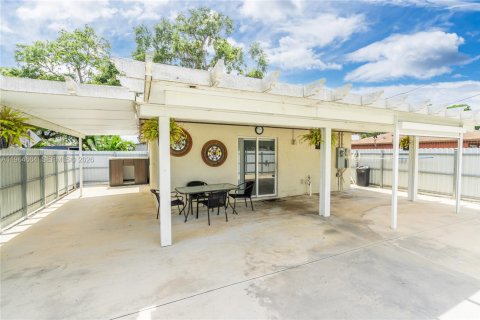 House in Miami, Florida 3 bedrooms, 113.25 sq.m. № 2026096 - photo 8