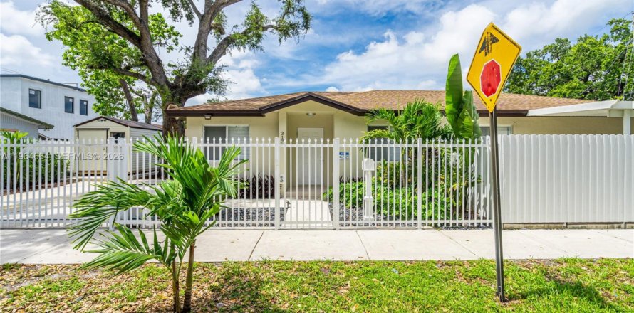 House in Miami, Florida 3 bedrooms, 113.25 sq.m. № 2026096