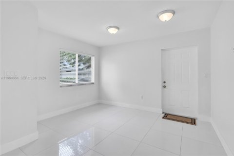 House in Miami, Florida 3 bedrooms, 113.25 sq.m. № 2026096 - photo 12