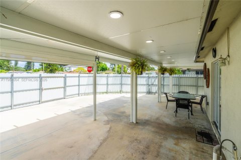 House in Miami, Florida 3 bedrooms, 113.25 sq.m. № 2026096 - photo 7