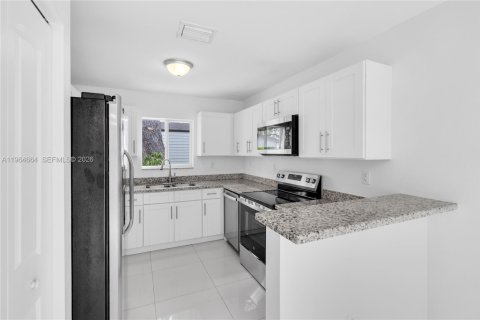 House in Miami, Florida 3 bedrooms, 113.25 sq.m. № 2026096 - photo 17