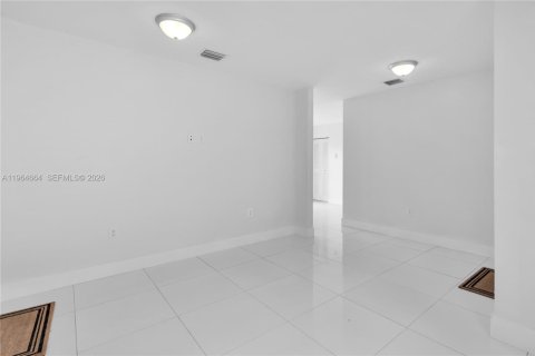 House in Miami, Florida 3 bedrooms, 113.25 sq.m. № 2026096 - photo 10