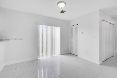 House in Miami, Florida 3 bedrooms, 113.25 sq.m. № 2026096 - photo 14