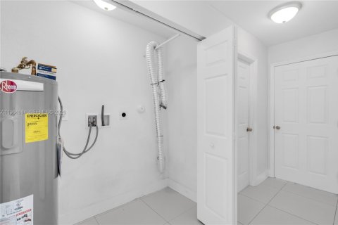 House in Miami, Florida 3 bedrooms, 113.25 sq.m. № 2026096 - photo 22