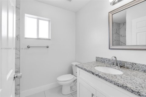 House in Miami, Florida 3 bedrooms, 113.25 sq.m. № 2026096 - photo 25