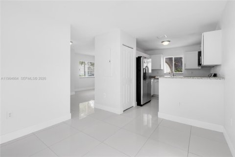 House in Miami, Florida 3 bedrooms, 113.25 sq.m. № 2026096 - photo 16