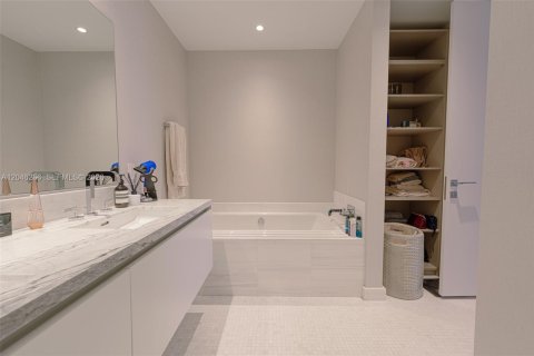 Снять в аренду кондоминиум в Майами, Флорида 4 спальни, 240.25м2, № 2145890 - фото 29