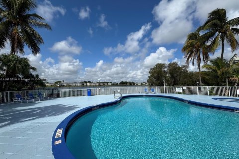 Condo in Oakland Park, Florida, 2 bedrooms  № 1805977 - photo 25