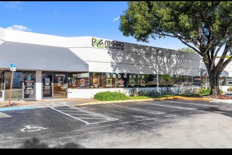 Propiedad comercial en venta en Doral, Florida № 1984043 - foto 6