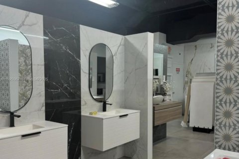 Propiedad comercial en venta en Doral, Florida № 1984043 - foto 2