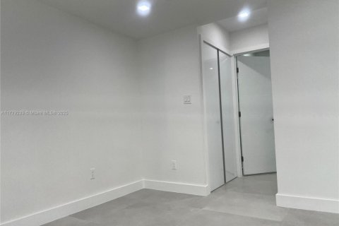 House in Miami, Florida 4 bedrooms, 127.93 sq.m. № 1621611 - photo 25