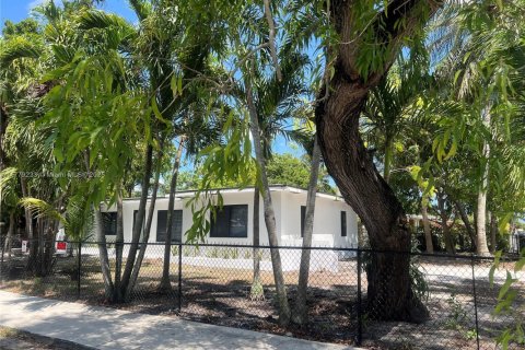 House in Miami, Florida 4 bedrooms, 127.93 sq.m. № 1621611 - photo 2