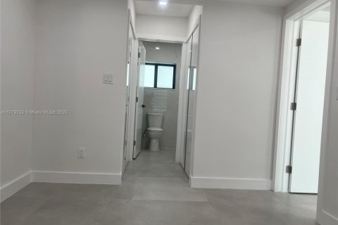 House in Miami, Florida 4 bedrooms, 127.93 sq.m. № 1621611 - photo 26