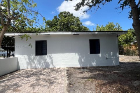 House in Miami, Florida 4 bedrooms, 127.93 sq.m. № 1621611 - photo 11