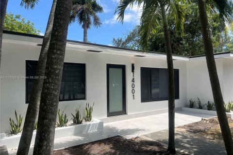 House in Miami, Florida 4 bedrooms, 127.93 sq.m. № 1621611 - photo 5