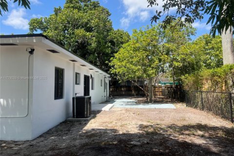 House in Miami, Florida 4 bedrooms, 127.93 sq.m. № 1621611 - photo 9