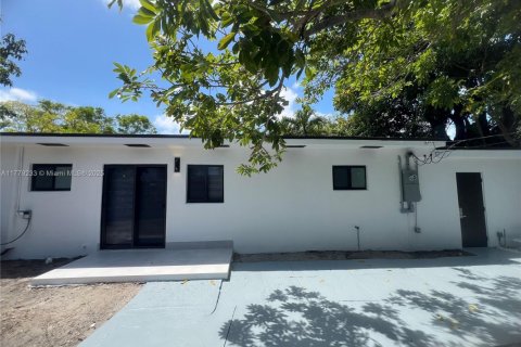 House in Miami, Florida 4 bedrooms, 127.93 sq.m. № 1621611 - photo 8