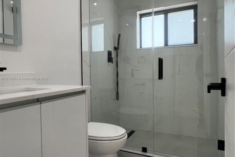 House in Miami, Florida 4 bedrooms, 127.93 sq.m. № 1621611 - photo 18