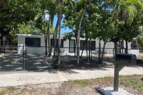 House in Miami, Florida 4 bedrooms, 127.93 sq.m. № 1621611 - photo 1
