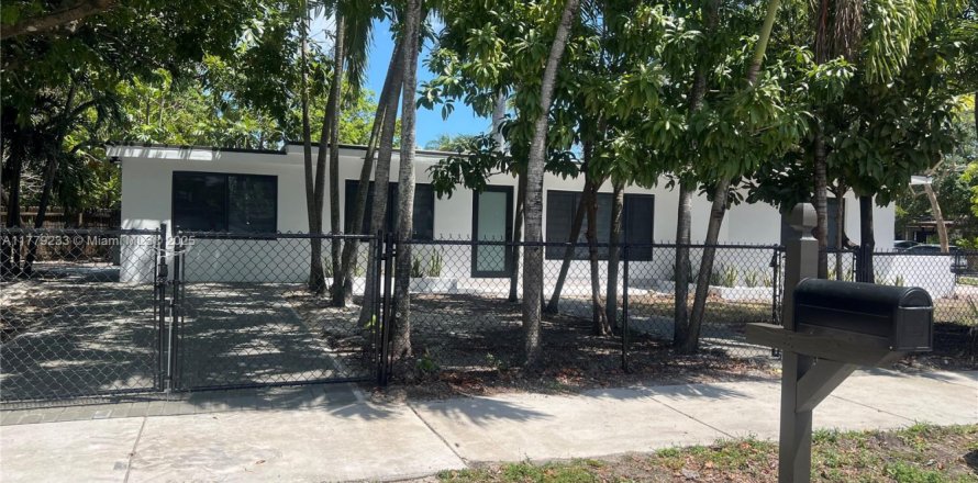 House in Miami, Florida 4 bedrooms, 127.93 sq.m. № 1621611