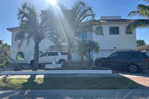 Villa ou maison à vendre à Fort Lauderdale, Floride: 6 chambres, 413.14 m2 № 1814861 - photo 1