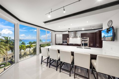 Condo in Miami Beach, Florida, 2 bedrooms  № 1937679 - photo 11