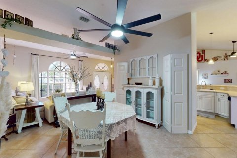 House in Vero Beach, Florida 3 bedrooms, 174.38 sq.m. № 2417819 - photo 24