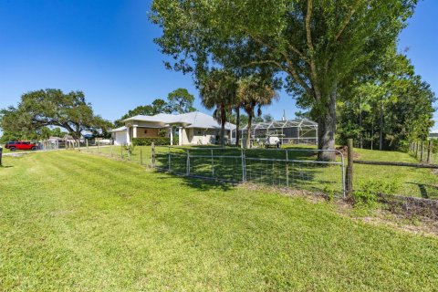 House in Vero Beach, Florida 3 bedrooms, 174.38 sq.m. № 2417819 - photo 9