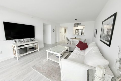 Condominio en venta en Miami Beach, Florida, 1 dormitorio, 76.18 m2 № 1963788 - foto 3