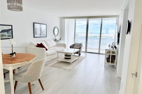 Condominio en venta en Miami Beach, Florida, 1 dormitorio, 76.18 m2 № 1963788 - foto 2