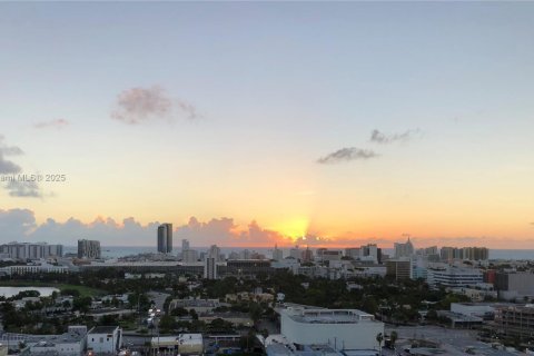 Condominio en venta en Miami Beach, Florida, 1 dormitorio, 76.18 m2 № 1963788 - foto 25